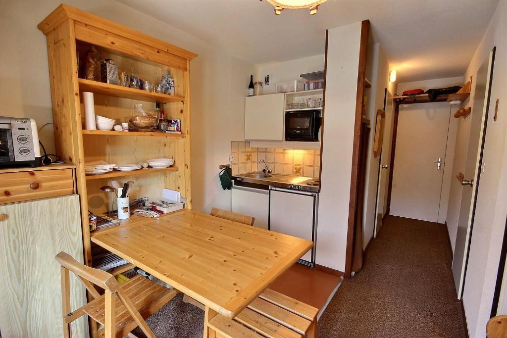 Kuchyňa alebo kuchynka v ubytovaní 1 bedroom flat, heated pool, heart of village, parking, Wifi