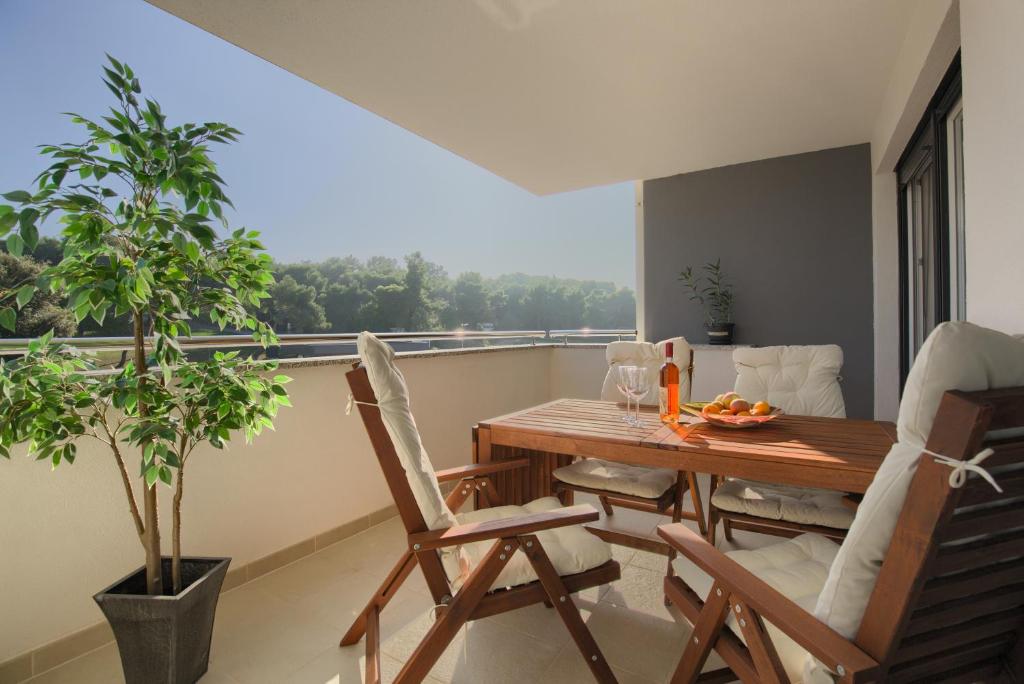 Balkón alebo terasa v ubytovaní Beautiful Two-Bedroom Seaside Apartment in Premantura