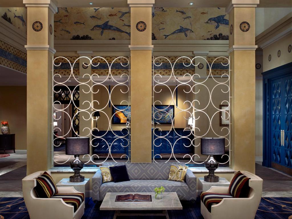 salon z kanapą i niebieską ścianą w obiekcie Kimpton Hotel Monaco Seattle, an IHG Hotel w mieście Seattle