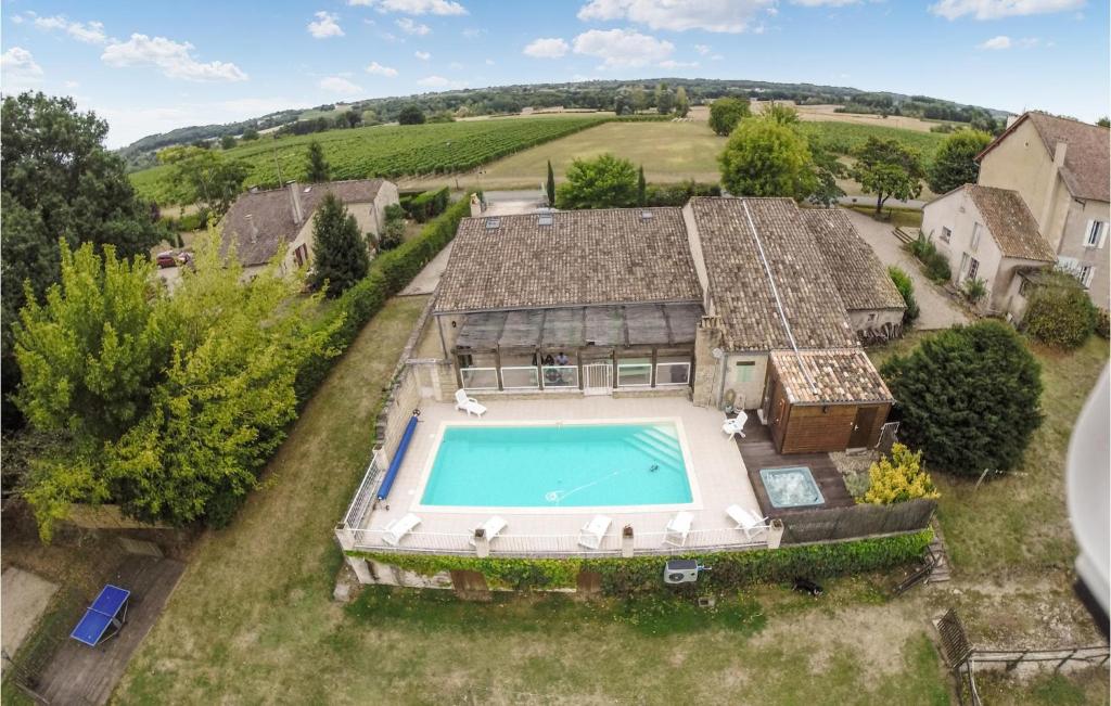 Saint-Méard-de-GurçonにあるGorgeous Home In Saint-mard-de-guron With Outdoor Swimming Poolのスイミングプール付きの家屋の空中ビュー