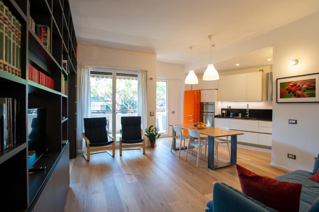 uma cozinha e sala de estar com mesa e cadeiras em Fleming Magnolia, confortevole open space em Roma