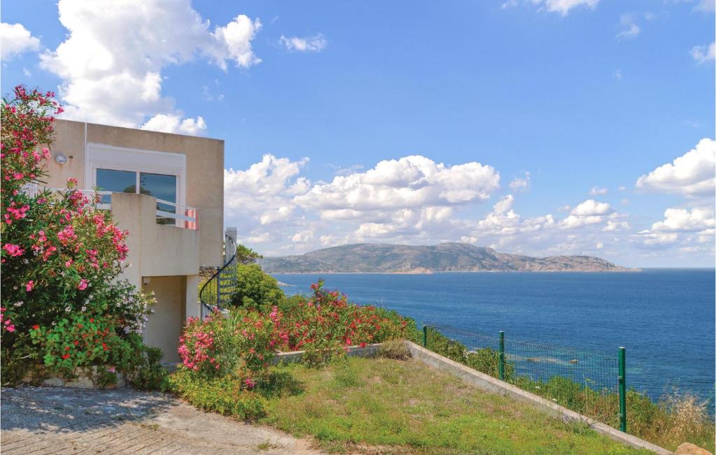 カルヴィにあるBeautiful Home In Calvi With 3 Bedroomsの海の見える丘の上の家