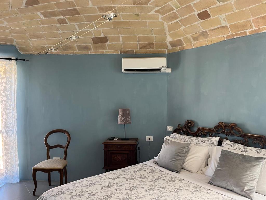オルトーナにあるB&B La Terrazza Sul Borgoのレンガ天井のベッドルーム1室