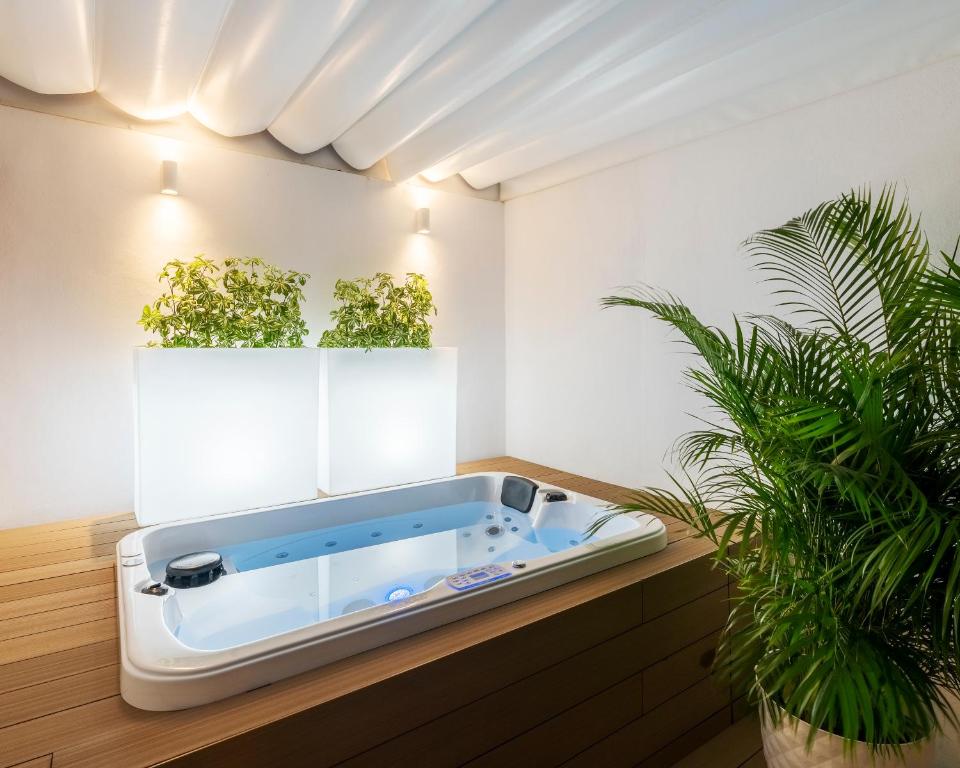 un jacuzzi en una habitación con plantas en The Terraces Luxury Penthouses, 1D, en Santa Cruz de Tenerife