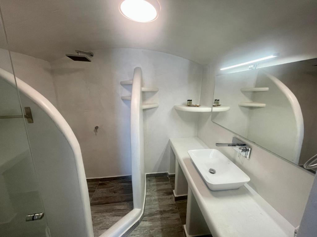 Loucas on the Cliff - Resim 7