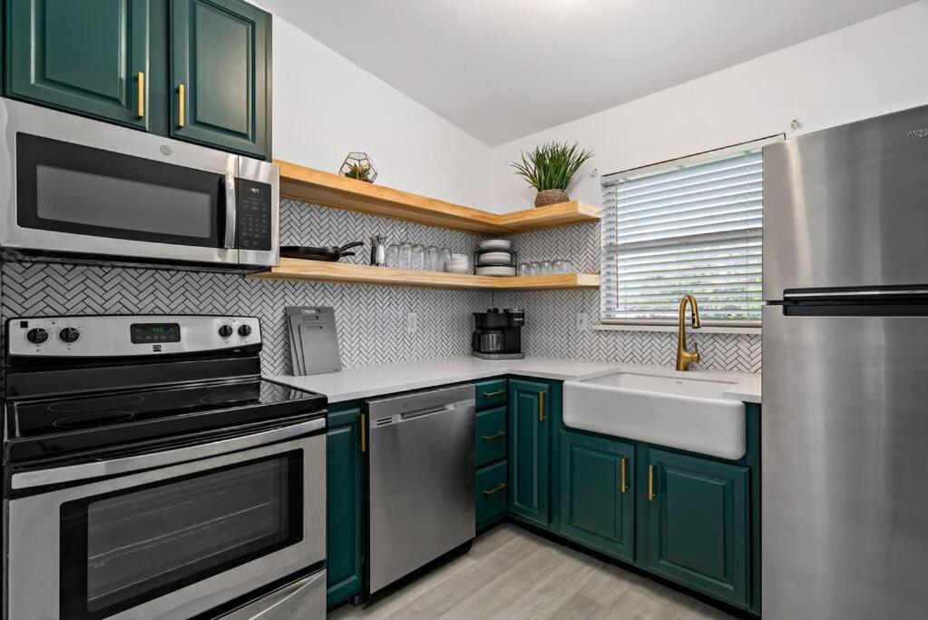 Airport Executive Home, 2 bed 1 bath - Housity