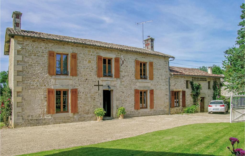 Awesome Home In Souvigne With 5 Bedrooms, Private Swimming Pool And Heated Swimming Pool - Housity