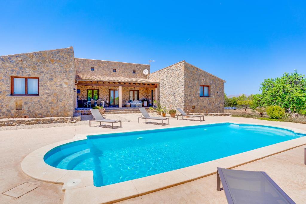 Bazén v ubytovaní Finca BELLPUIG by Mallorca Villa Selection alebo v jeho blízkosti