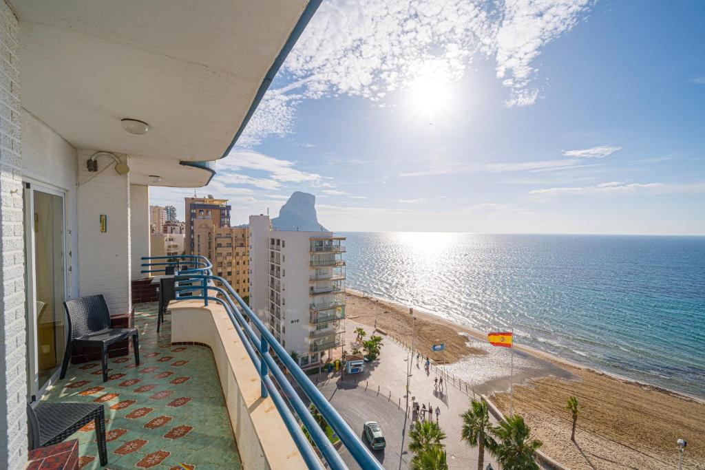 Un balcón con vista a la playa y al océano. en Apto en Primera Línea Arenal Calpe, en Calpe