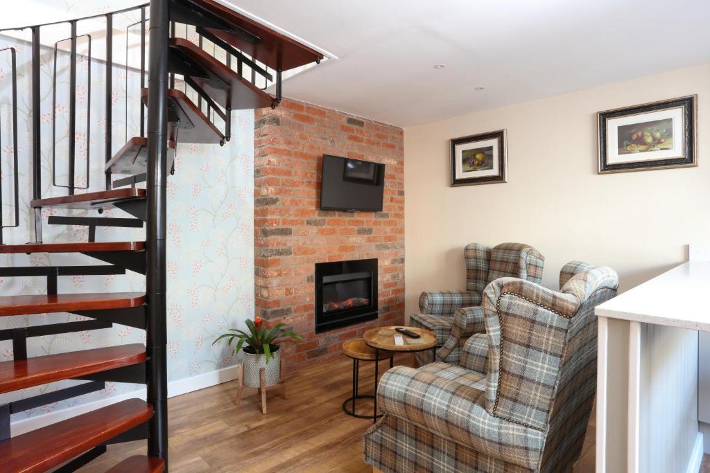 Broom Hall Inn - 