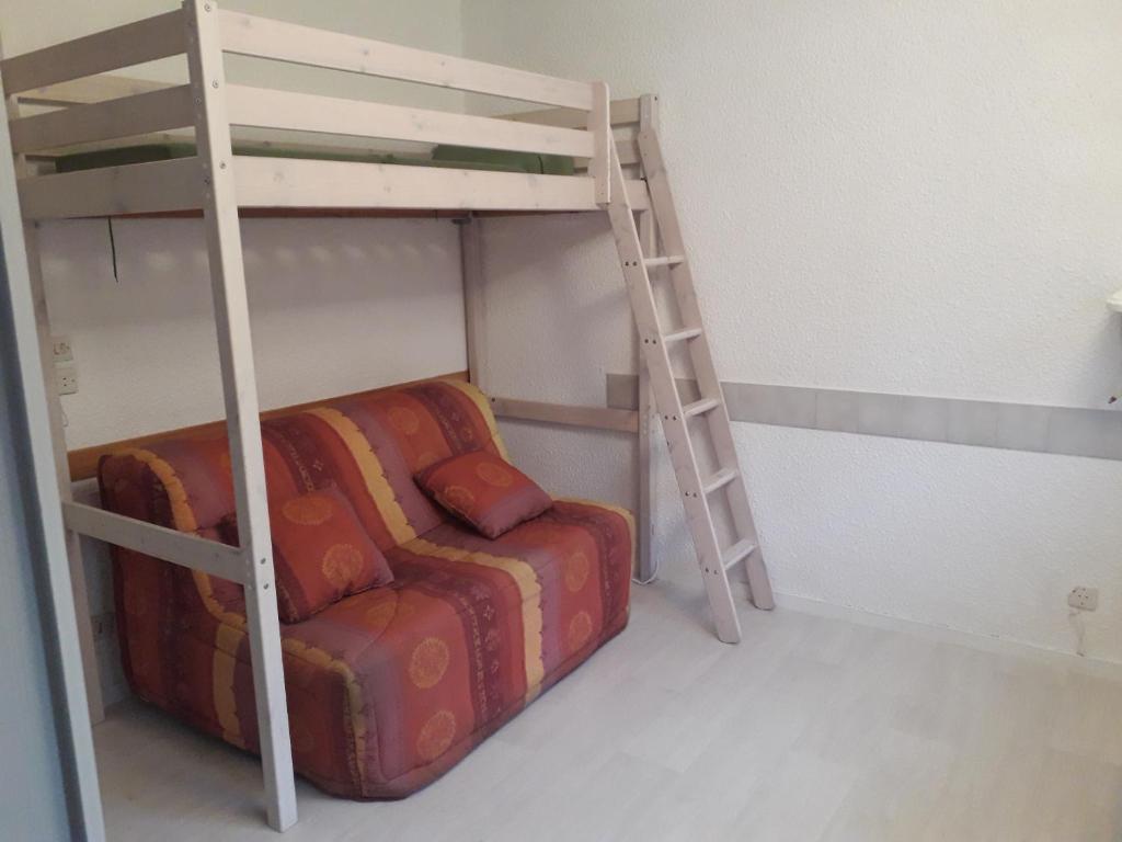 Poschodová posteľ alebo postele v izbe v ubytovaní Joli petit studio à Villard de Lans