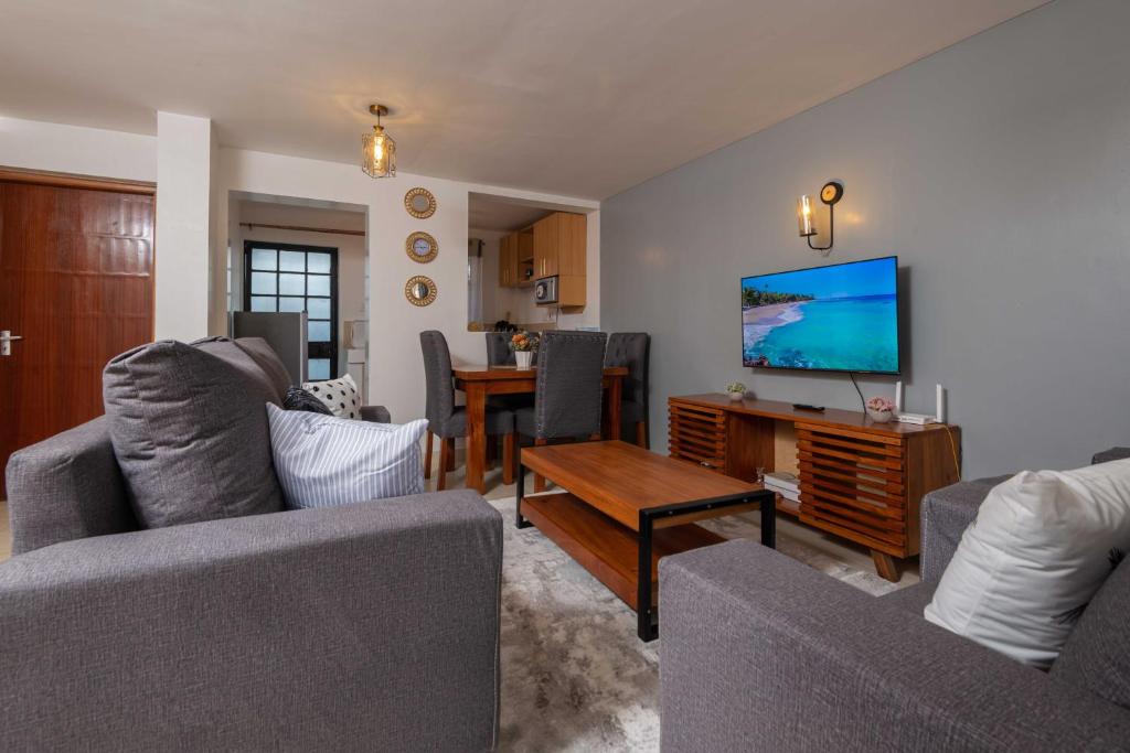 TV a/nebo společenská místnost v ubytování Athi Luxury Suites