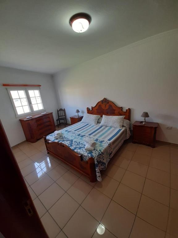 um quarto com uma cama num quarto em Vivienda Vacacional en La Playa de La Aldea em San Nicolás