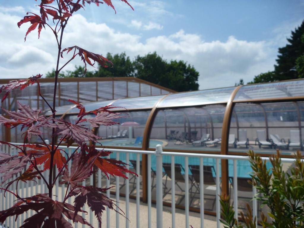 Bazén v ubytování Camping Paradis d'Arvor nebo v jeho okolí