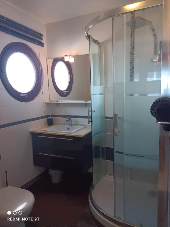 La salle de bains est pourvue d'une douche et d'un lavabo. dans l'établissement Appartement Ti Bato, à Les Trois-Îlets