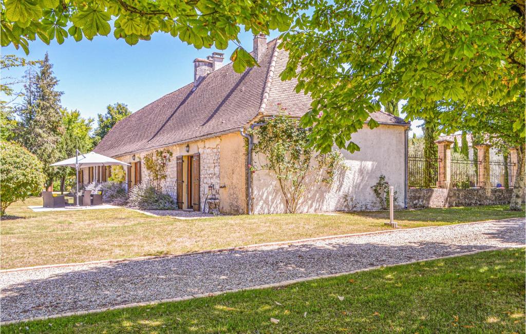 an old stone house with a gambrel roof at Cozy Home In Montaut With Outdoor Swimming Pool in Montaut