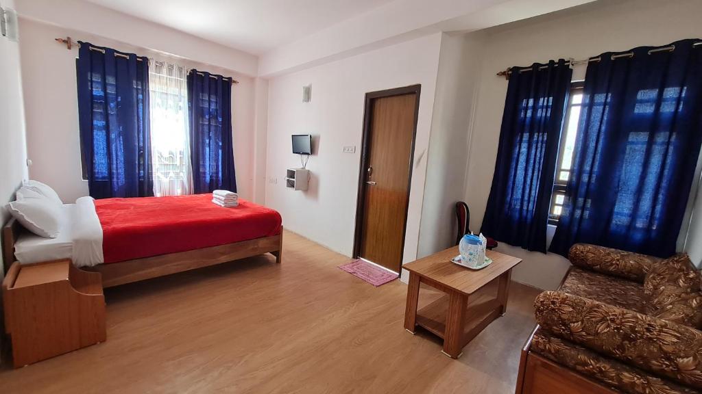 Una cama o camas en una habitación de Hotel Himsagar