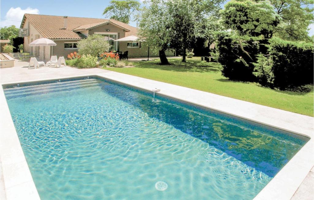 una piscina de agua azul en un patio en 3 Bedroom Cozy Home In St,aubin De Cadeleche, en Razac-dʼEymet