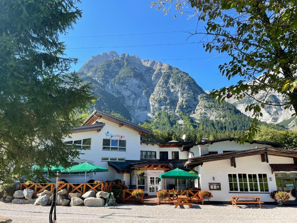 ein Hotel mit einem Berg im Hintergrund in der Unterkunft EuroParcs Leutasch-Seefeld in Leutasch