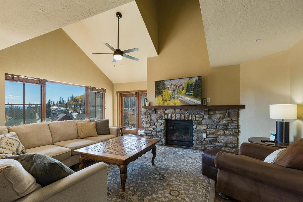 uma sala de estar com um sofá e uma lareira em Purgatory Lodge Unit 505 em Durango Mountain Resort