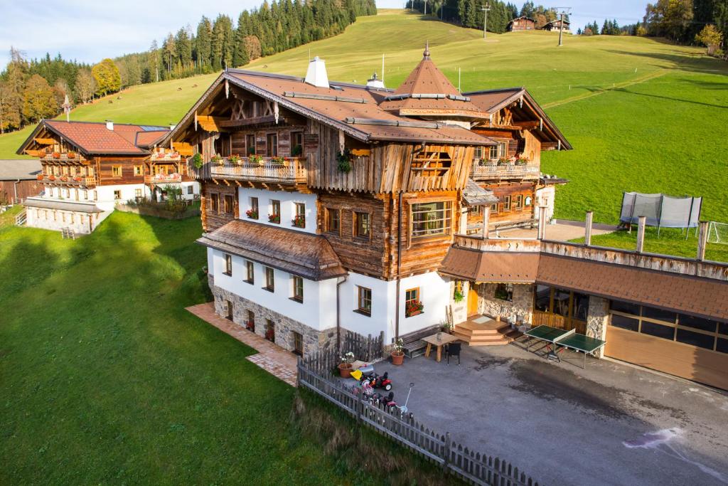 an overhead view of a large wooden house at Bifeis Hütte in Altenmarkt im Pongau