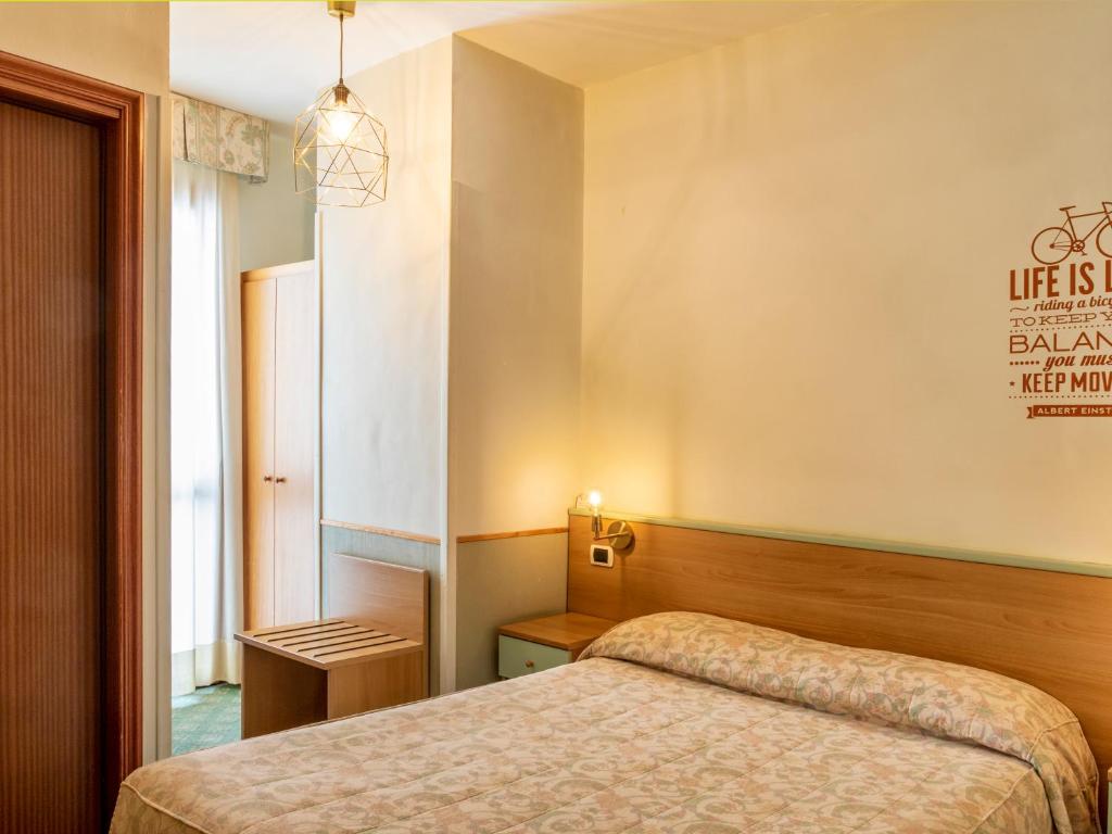 Postel nebo postele na pokoji v ubytování Hotel Napoleon Susa