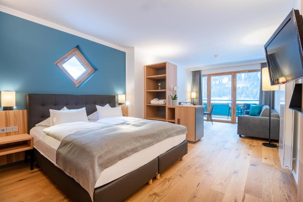 A bed or beds in a room at Familien- Sportresort BRENNSEEHOF