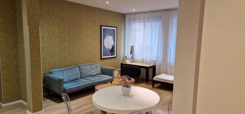 een woonkamer met een bank en een tafel bij The Suite Hotel Garden in Frankfurt am Main