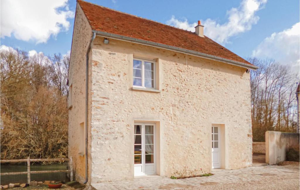 una gran casa de ladrillo blanco con techo rojo en Nice Home In Vaudoy-en-brie With 3 Bedrooms, Wifi And Indoor Swimming Pool, en Vaudoy-en-Brie