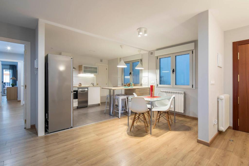 a kitchen and living room with a table and chairs at Ponferrada Castillo in Ponferrada