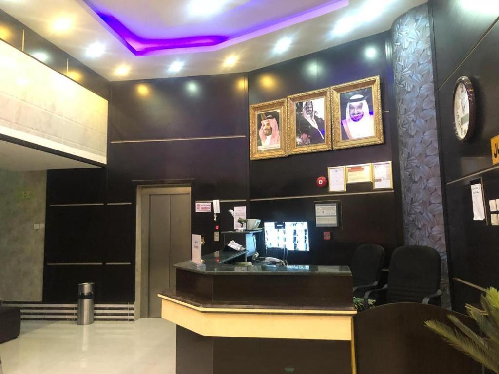 un salon de coiffure avec un comptoir et un plafond pourpre dans l'établissement Qasr Aldabab Housing Units, à Abha