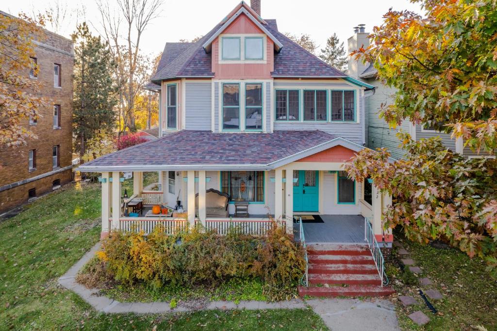 Des Moines Home with parking - Housity
