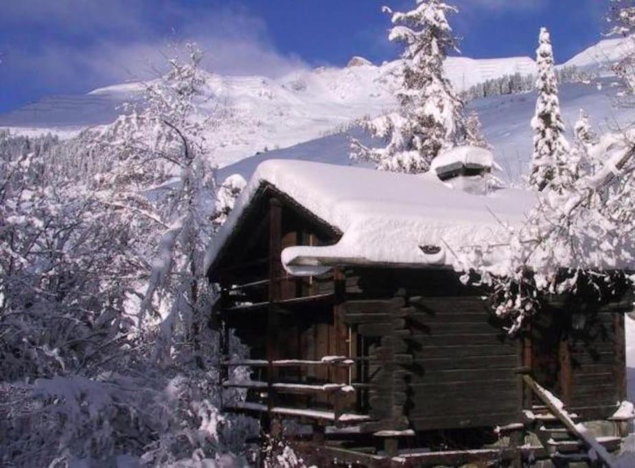 a log cabin with snow on the roof at Hütte/ Chalet MAZOT ein umgebauter alter Kornspeicher in Verbier