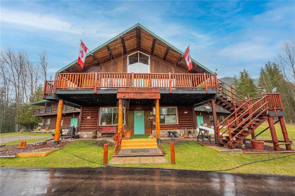 Anglemont Inn, Canada