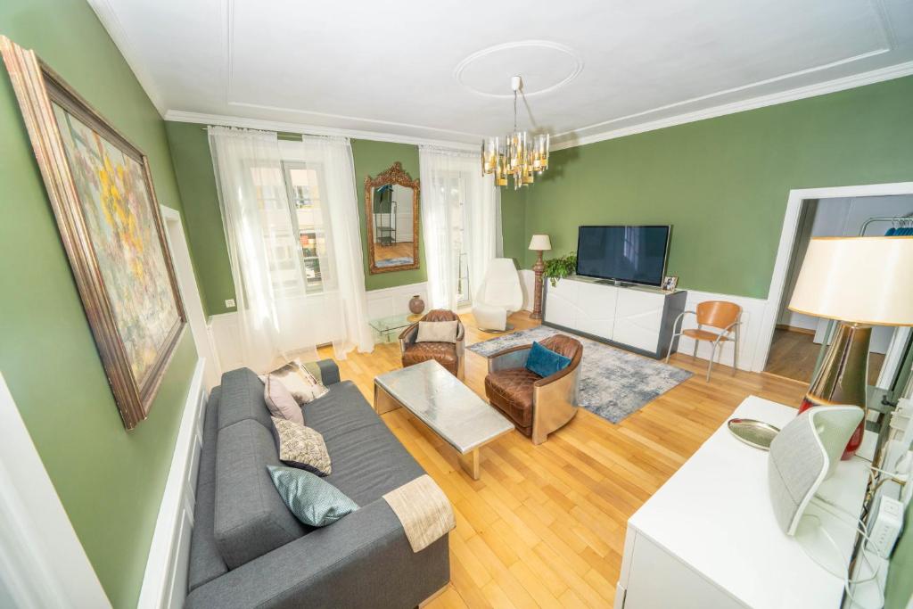 a living room with a couch and a tv at Luxury 3 bedroom apartment - old town of Sion in Sion