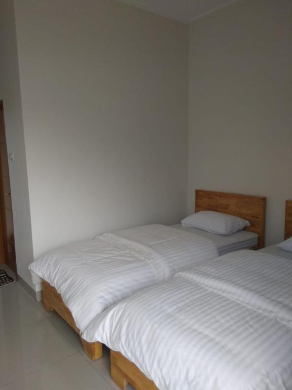 Berastagi Mountain View Homestay & Pizzeria - 