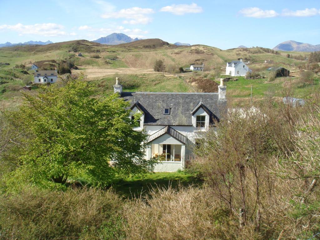 a house in the middle of a field at Braeside cottage in Tarskavaig