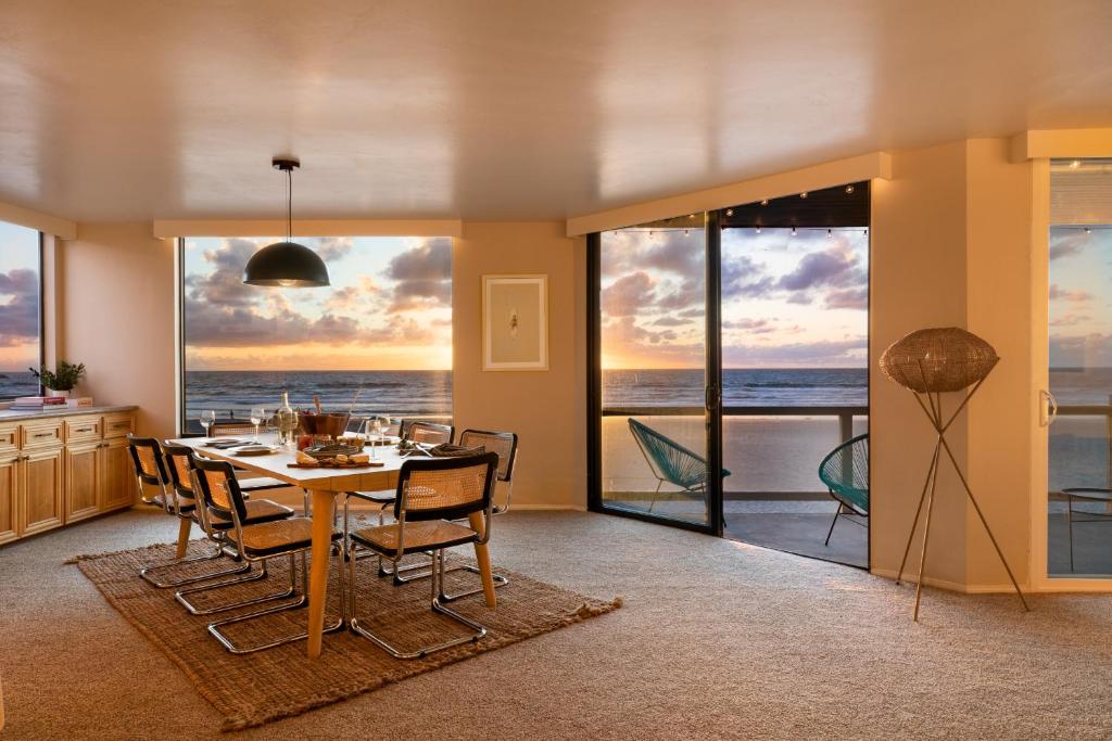 Belmont by AvantStay 3BR Home on Mission Beach Ocean Views في سان دييغو: غرفة طعام مع طاولة وإطلالة على المحيط