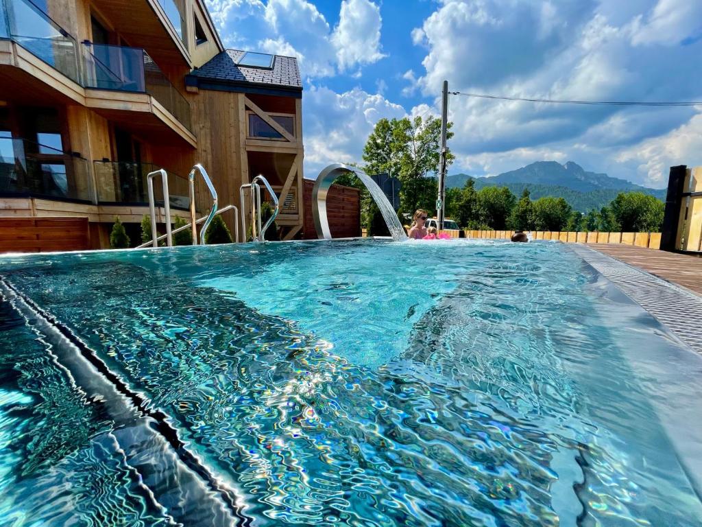 una gran piscina con un tobogán de agua en Apartment Antalovka Residence & Spa en Zakopane