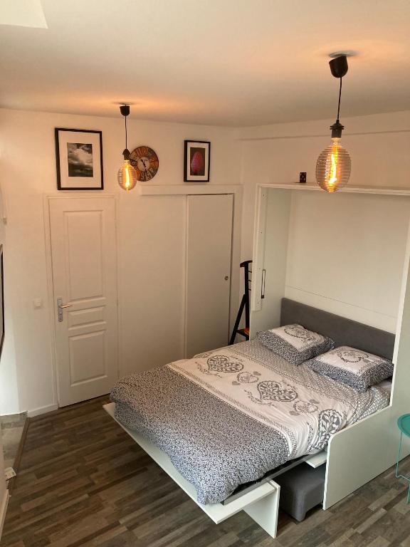 une chambre avec un lit avec deux oreillers dessus dans l'établissement Cosy nest from 10 minutes PARIS centre, à Saint-Ouen