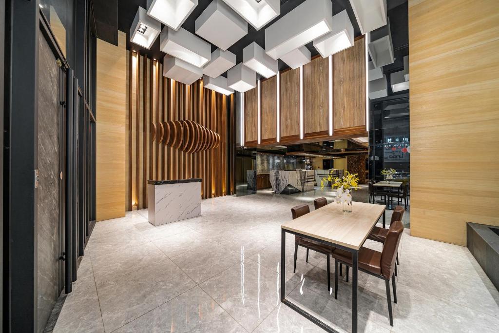 a kitchen and dining room with a table and chairs at JIASHITE HOTEL in Taoyuan