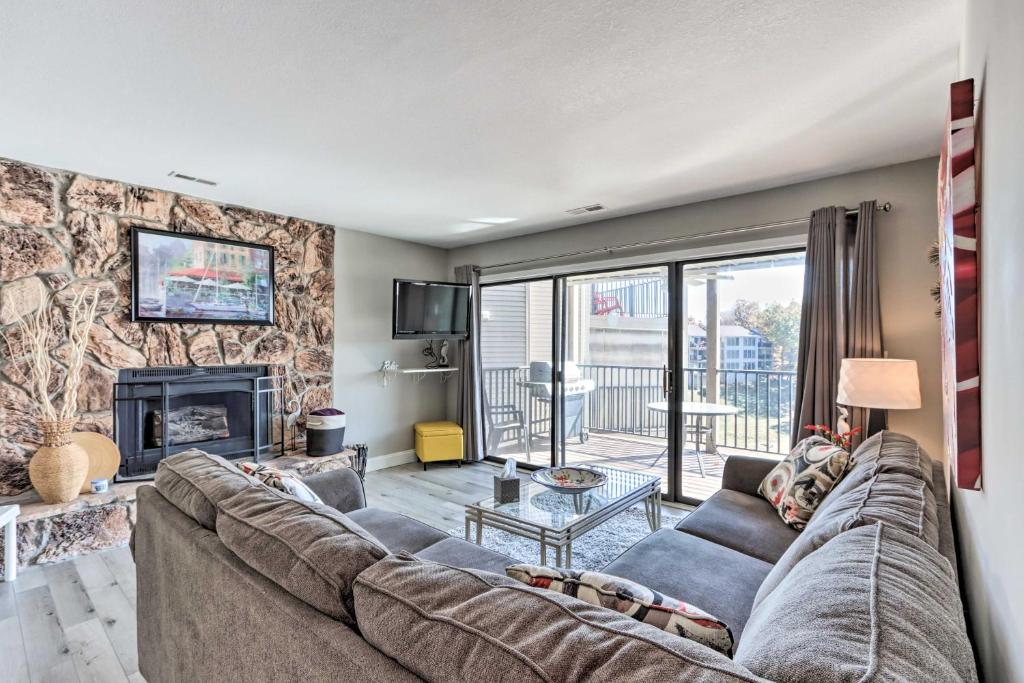 Bright Lake Ozark Condo with Fireplace and Grill!, Lake Ozark (updated