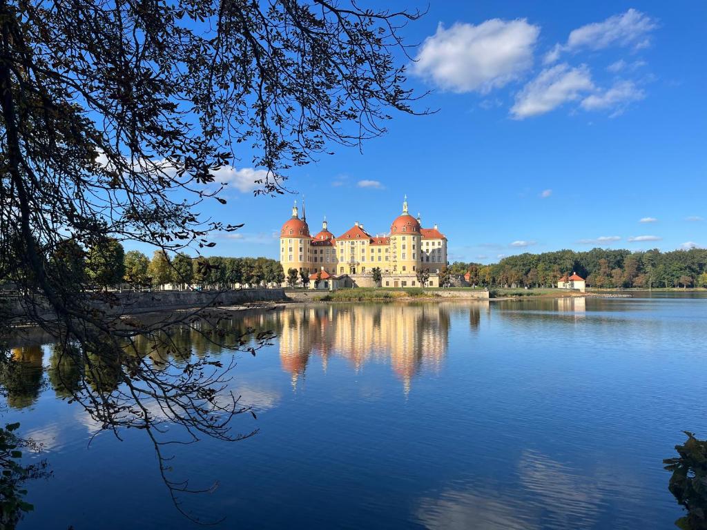 un castillo a orillas de un lago en Ferienwohnung Elbtal Meißen, Dresden, Moritzburg en Weinböhla