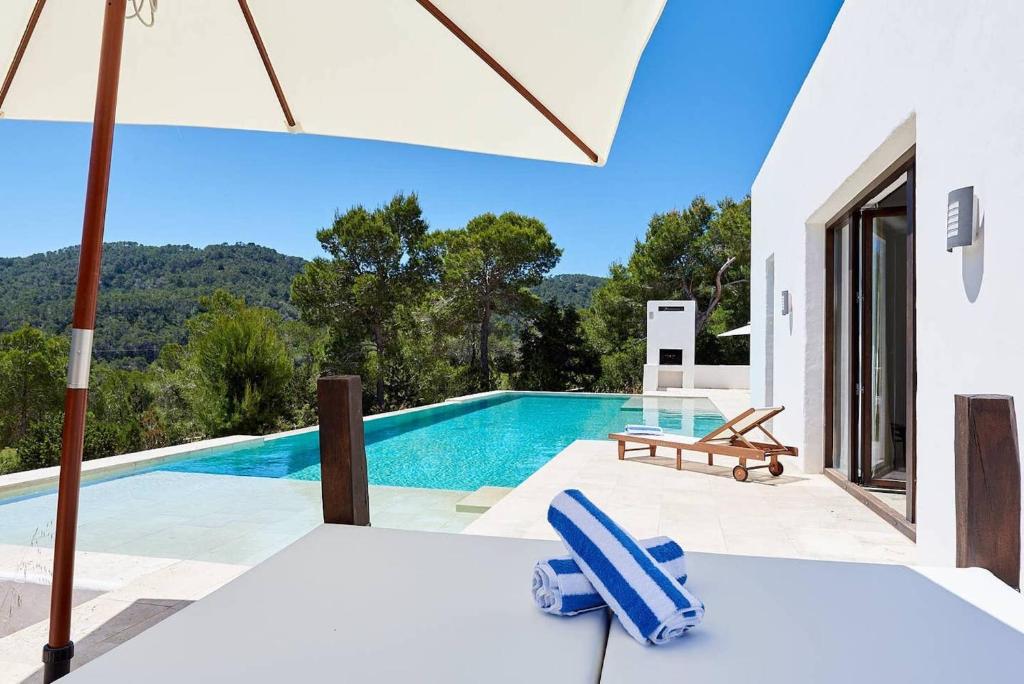 Villa con piscina y vistas en Exclusive Luxury Villa South Facing Vista De Muntanya 6 Bedrooms A Few Minutes Drive To The Beach San Jose, en Sant Josep de sa Talaia
