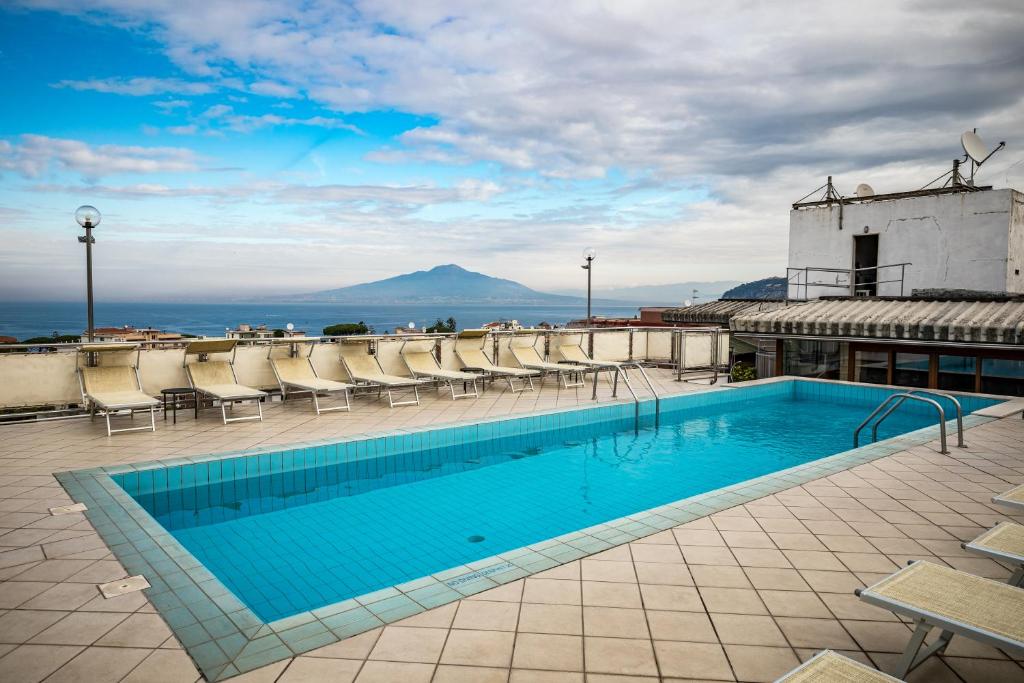 una piscina sul tetto di un edificio con vista di HOTIDAY Hotel Sorrento a Sorrento