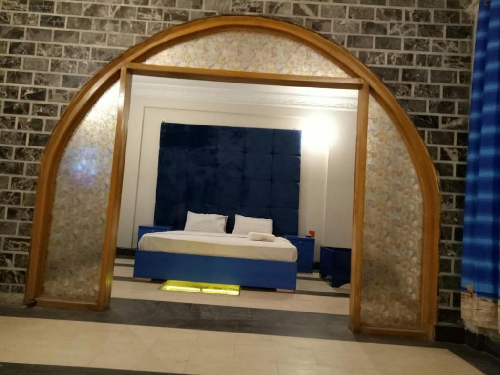 1 dormitorio con cama y espejo grande en Hill view Guest House near continental bakery Johar Darul sehat, Agha khan and Liaqat Hospital, en Karachi