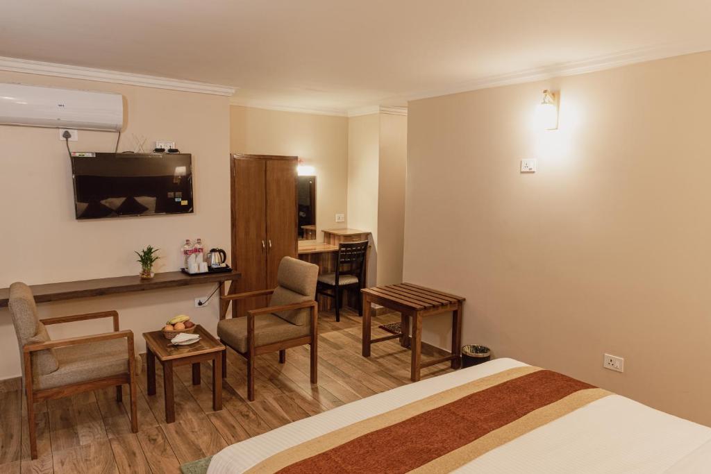 Hotel Fewa Camp的电视和/或娱乐中心