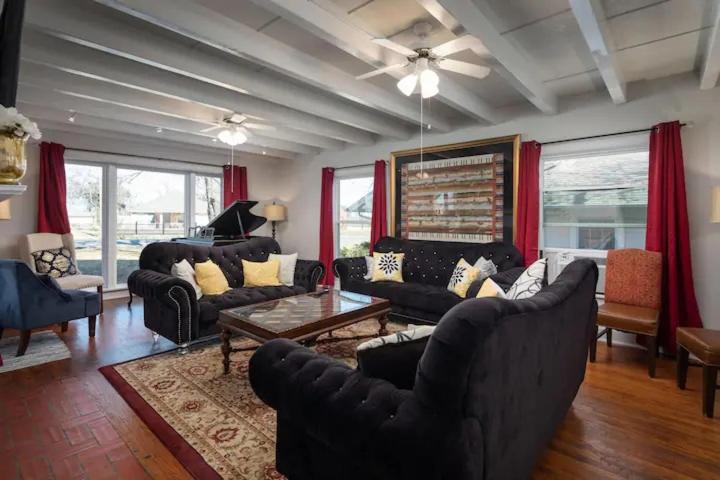 a living room with couches and a coffee table at Summer Deal! Grand Performance Home in Downtown Fort Worth Stockyard, Globe Life, AT&T in Fort Worth
