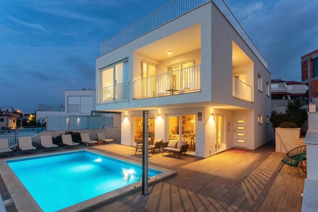 Bazén v ubytovaní Luxury Villa Emily alebo v jeho blízkosti