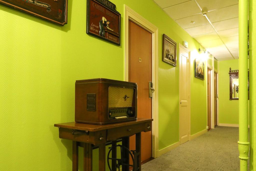 TV a/nebo společenská místnost v ubytování Hôtel Gloria